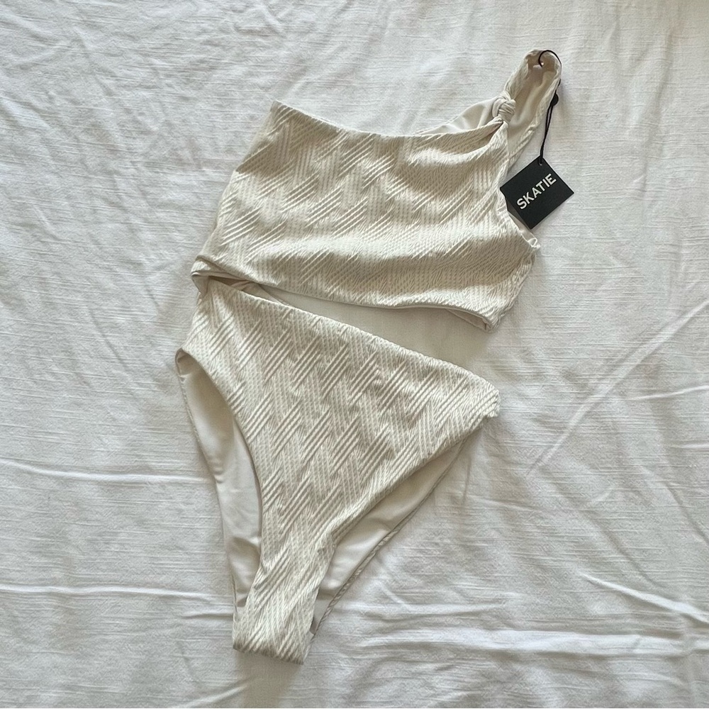 Skatie Cream One-Shoulder Swim One Piece